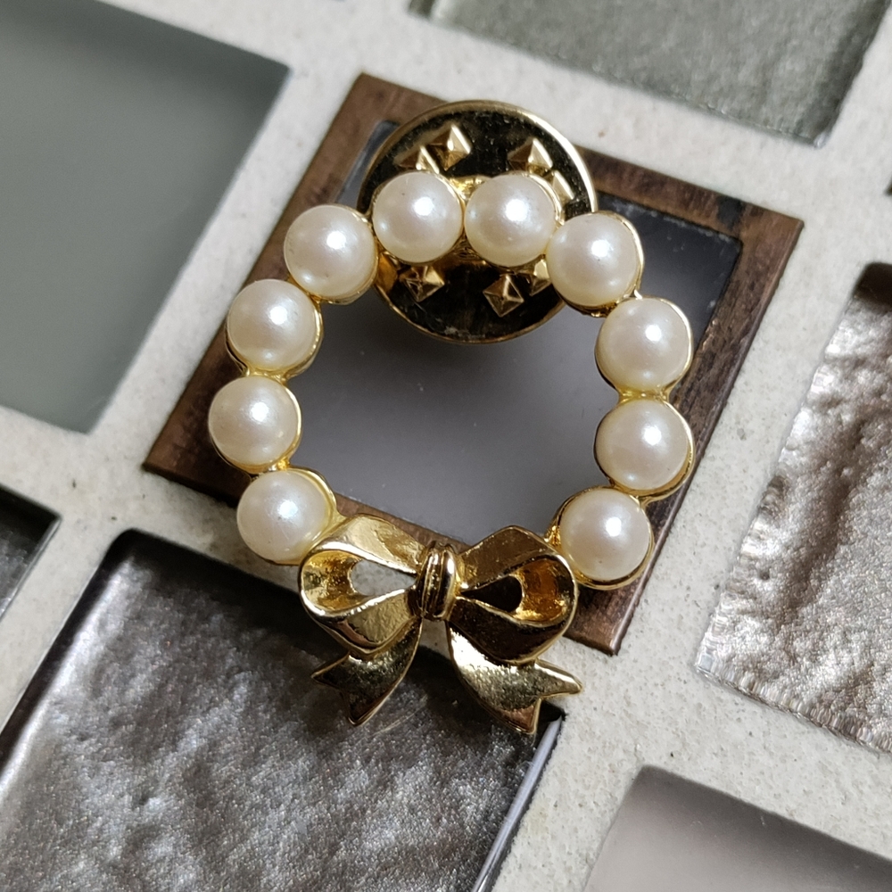 Vtg Pearl Wreath Lapel pin